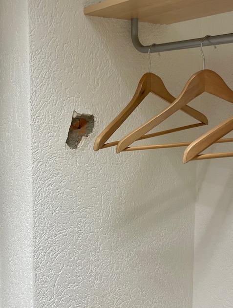 Übersicht Innenwand mit sichtbar durchgebohrtem Loch